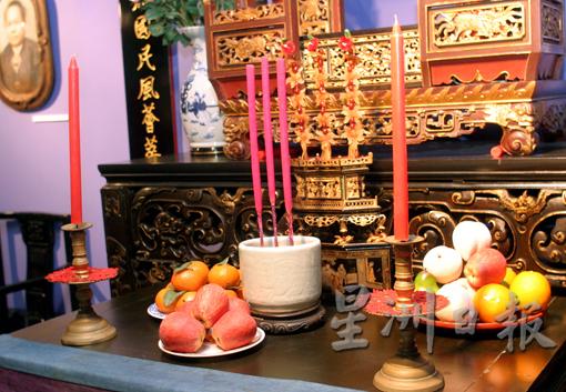 峇峇与也有祭拜祖見和神祇的习惯，且在新年时必定会祭祖。