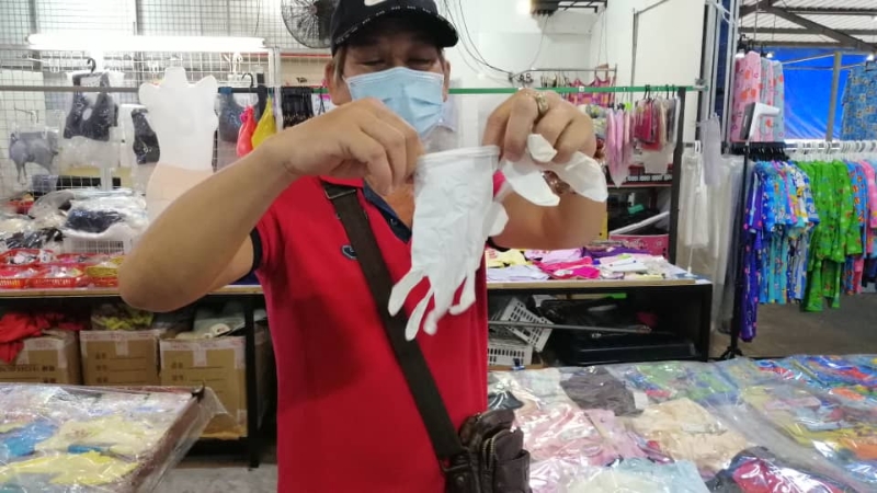 杨金发：配合新的SOP，准备了一次性手套给顾客。
