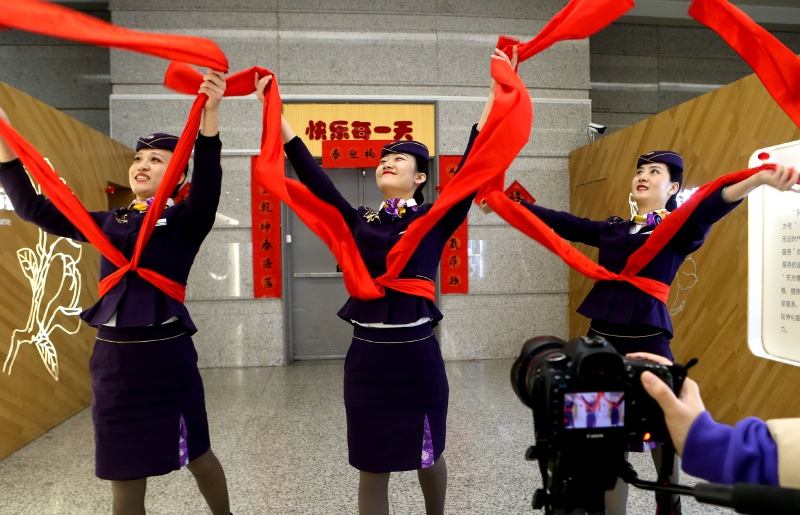 为响应“就地过年”号召，铁路上海客运段组织留守在上海过年的职工开展趣味迎新春活动，让就地过年的青年员工感受到温暖。（新华社照片）