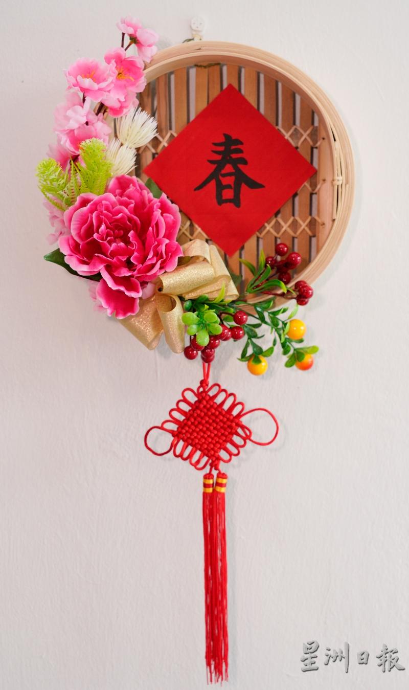 搭配一些充满新春元素的小装饰品，如中国结等饰品，锦上添花，有一种传统年节的装饰美。