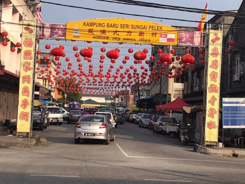 双溪比力村民最后冲刺办年货，造成巴刹路一带交通拥挤的现象。