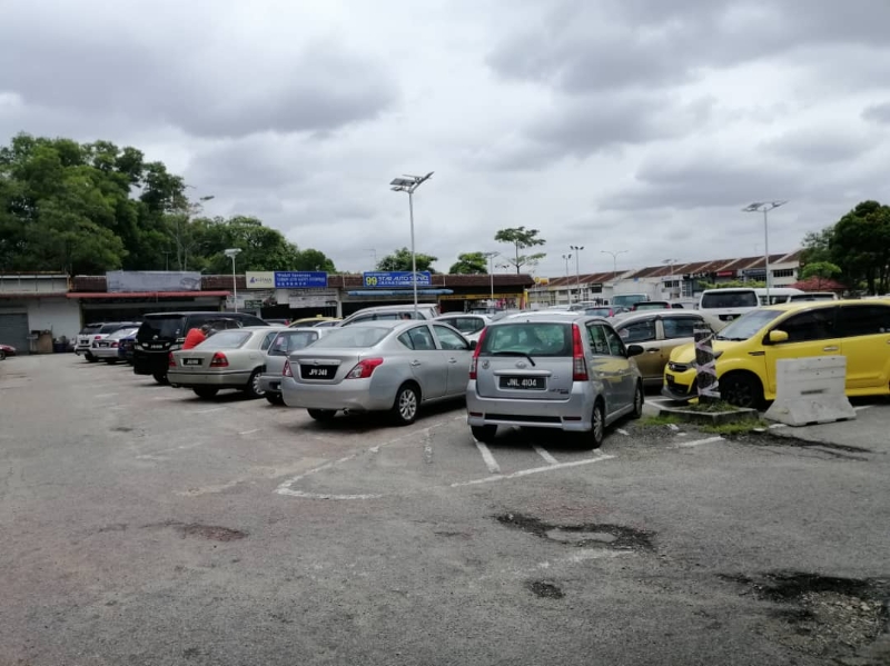 新山地区一家商场的停车场出现爆满情况。
