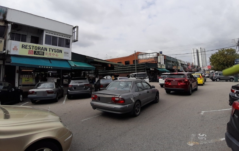大马花园峇迪1路在本月10日早上依旧热闹，交通也十分缓慢。