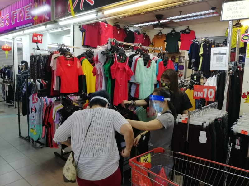 新山地区的商场可见民众涌现，到服装店添购新年服装。