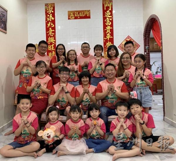 难得家庭聚会，刘添胜与兄弟姐妹穿上相同的服装，拍照留念，成为新年的一种专属记忆。