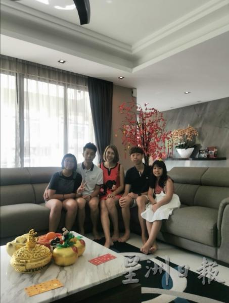 陈光宗（左二）和陈丽玲（中）一家每年过年都会在红彤彤的家中拍大合照。