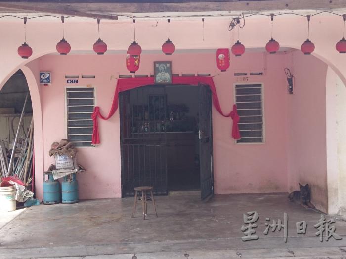 黄大华神父说，马六甲华人庆祝新年时，门框上会挂红彩，这是一个传统的文化特色。