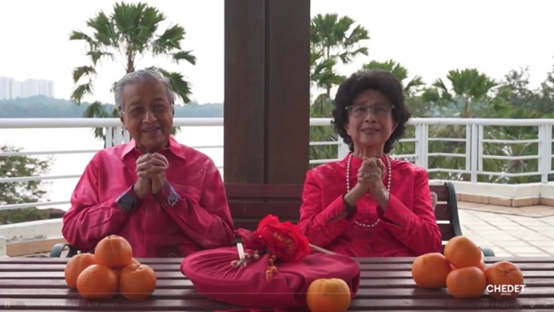 马哈迪（左）和夫人茜蒂哈斯玛祝贺华人农历新年快乐！