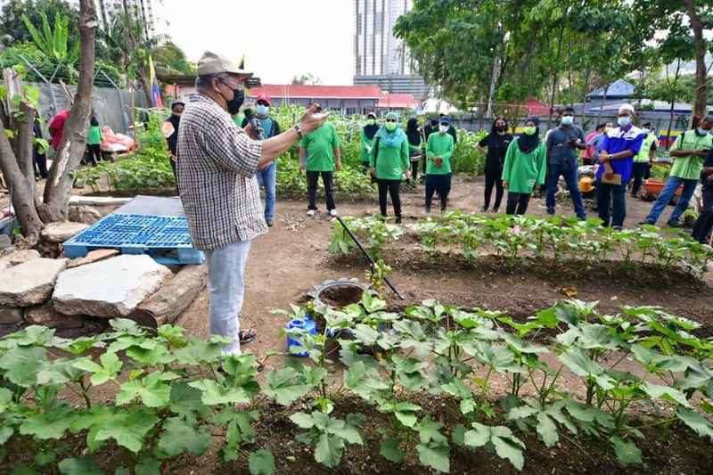 根据安努亚慕沙脸书，他周六早上出席都市农业计划的活动。
