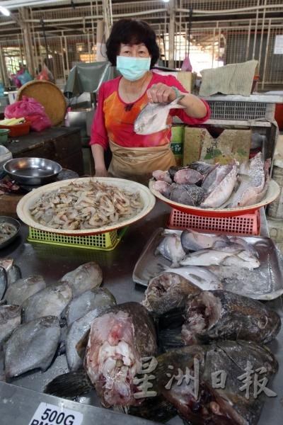 刘美珠：“罗里没上路，卖的都是除夕多进货的鱼虾。”