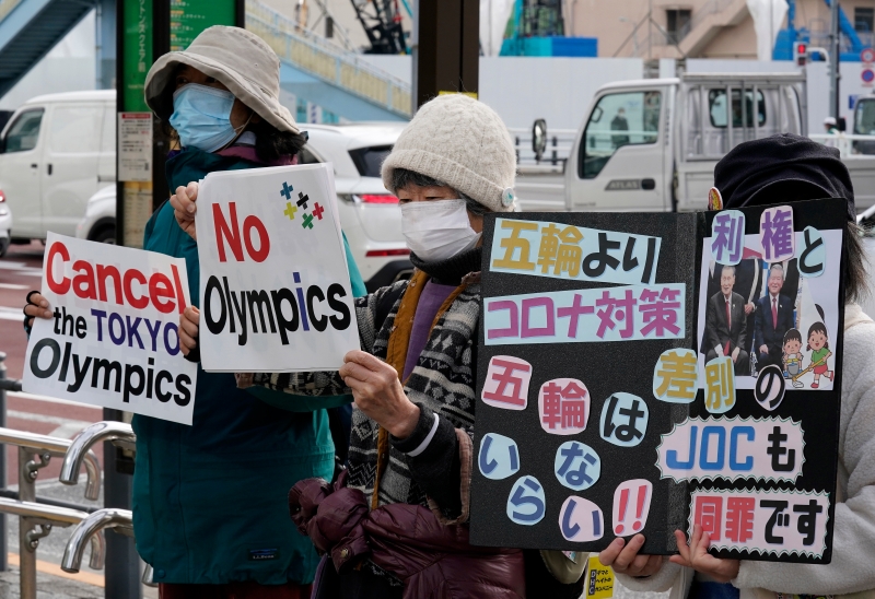 在森喜朗宣布辞职之前，有群众聚在东京奥组委大厦前示威，抗议森喜朗发表歧视女性的言论，他们也希望东京奥运会能取消。（欧新社照片）