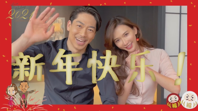 林志玲和老公Akira录制视频时，身体微微向对方靠拢，看起来非常恩爱。