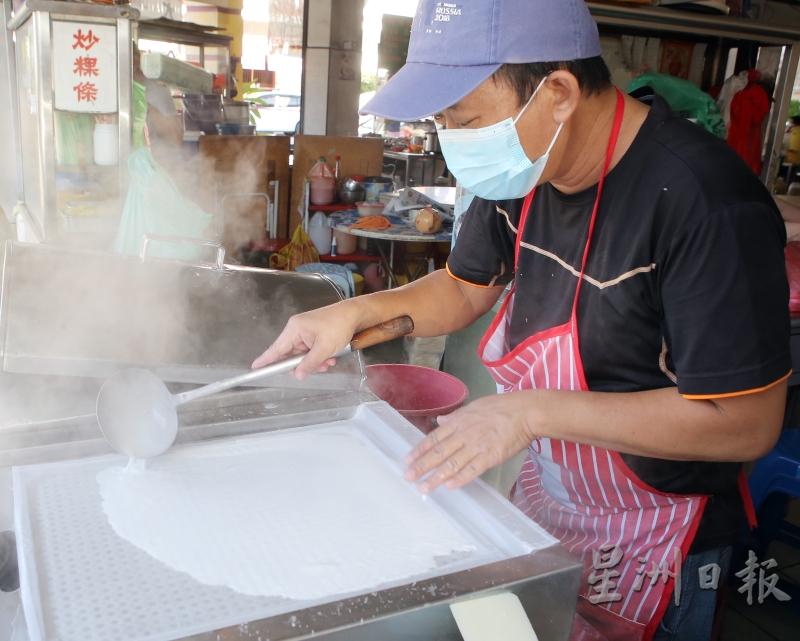 古金成坚持荣记的香港肠粉材料都是新鲜自制的，包括最灵魂的米浆也是自己磨的。