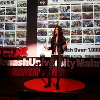 哈莎在TEDx大会分享自己的创业故事。