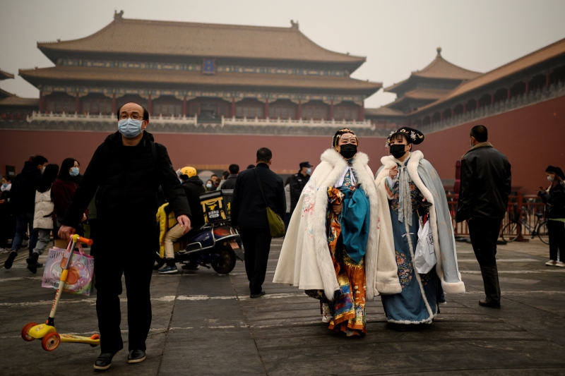 年初二两名女子一身清朝古装打扮，到北京故宫游玩。（法新社照片）