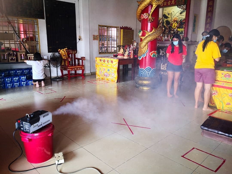 马口观音亭的理事在庙宇内放置消毒喷雾器进行消毒。

