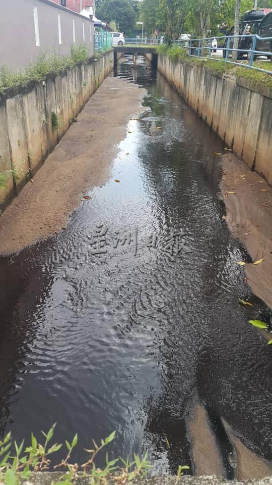 官员在住宅区的排水沟发现污水后，进一步揭发制造水源污染的是分解铁厂。

