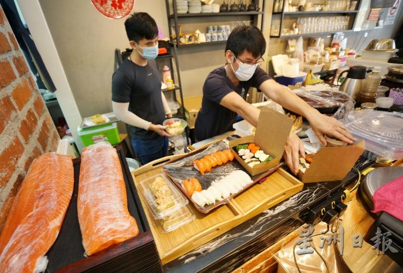 有的民众倾向外卖情人节餐回家庆祝，餐厅接获的外送订单比堂食来得多。