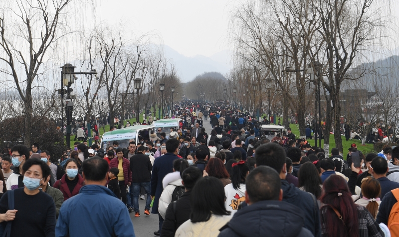 中国鼓励就地过年，在浙江杭州，上周六迎来游客高峰，许多游人将西湖白堤挤得水泄不通。（中新社照片）