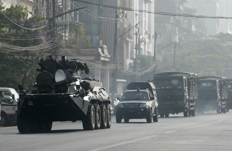 仰光市区出现装甲车和运兵车，外界担心军方拟对示威者采取镇压行动。（图：欧新社）