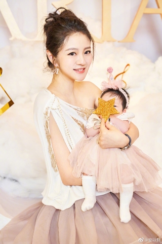安以轩去年底为女儿娃宝办双满月酒时，PO文总遮挡孩子的脸。