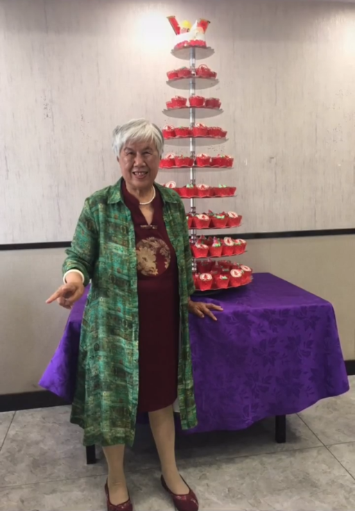 有网民曝光一张郑爽外婆庆生的照片，老人家的身后摆满了写着“寿”字的小蛋糕。