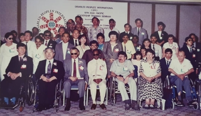 1991年，谢秀贞在新加坡参加Disabled People International组织的研讨会，深刻了解外国残障团体为障友提供哪些服务，当时也才知道我国缺乏无障碍服务和设施。