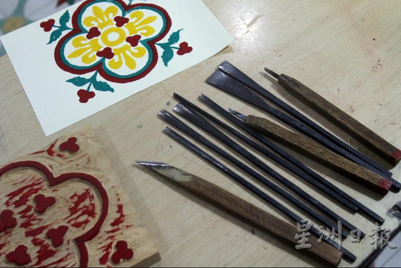 设计和雕刻木版所用到的一些小刀工具。