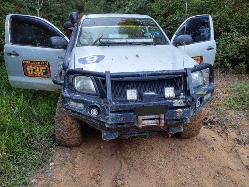 霹雳州森林局近打及曼绒县办事处接获情报指有人在森林保护区，进行货卡越野驾驶活动而采取行动，并充公了两辆四轮驱动车。