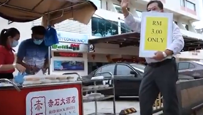 Red Rock Hotel manager Jeffrey Lim holding up a placard to promote the RM3 food. Red Rock Hotel manager Jeffrey Lim holding up a placard to promote the RM3 food.