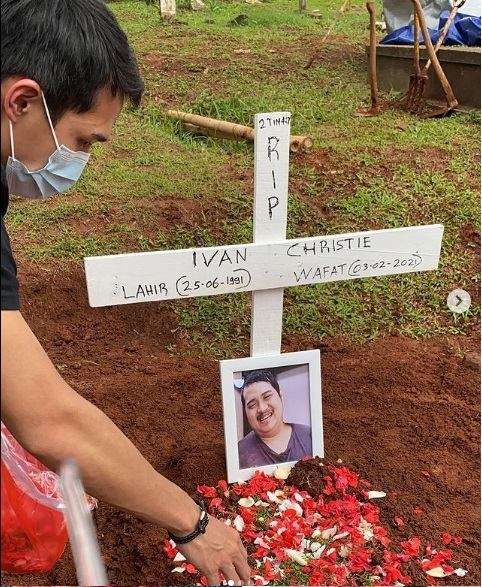 印尼羽球名将约纳丹在个人社交媒体上载了他在哥哥坟墓的照片，并写道：“谢谢你这29年来的陪伴。”（约纳丹IG照片）

