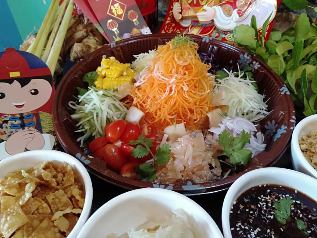 Soi Giz Thai Food推出泰式鸿运捞生，以蔬果搭配带点微酸辣的酱汁。