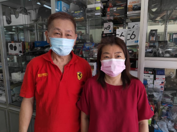 胡咏杰（左）廖秀芳（右）：顾客致电询问何时开业，在家闲来无事提前开工。