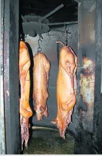 金猪会在经过第一篇“预烤”后，放进冷冻库保存，然后在初八上午才来完成最后一篇烧烤，就能在当天下午直送给顾客。