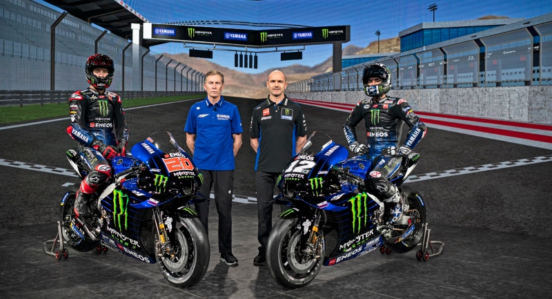野马哈公布2021赛季战驹YZR-M1，并宣布续战MotoGP至2026年。图右1为维纳勒斯，左1为夸塔拉罗。（野马哈官推照片）