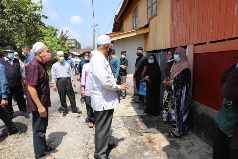 丹大臣阿末耶谷（前左二）于事发地点巡视，并慰问受影响的灾民。

