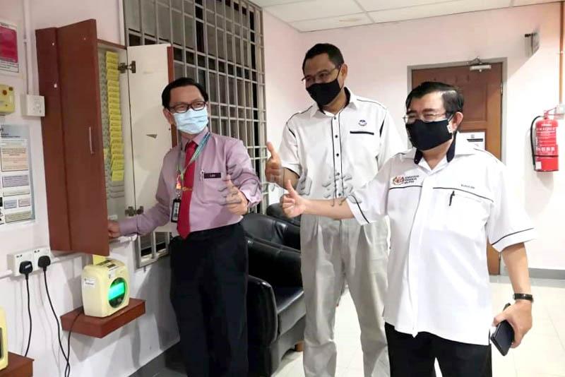 吕文巡(左一)在长官陪同下,最后一次打卡下班并正式荣休,右一为槟州教育局副局长(学术管理组)苏海米。(照片取自吕文巡脸书) 吕文巡(左一)在长官陪同下,最后一次打卡下班并正式荣休,右一为槟州教育局副局长(学术管理组)苏海米。(照片取自吕文巡脸书)