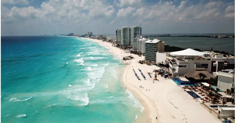 冠病疫情严重打击墨西哥加勒比海海岸的旅游业，令酒店业者不得不另辟蹊径，而推出包含冠病检测和被确诊后延长下榻的酒店新配套来吸引旅客回流。（图：法新社）
