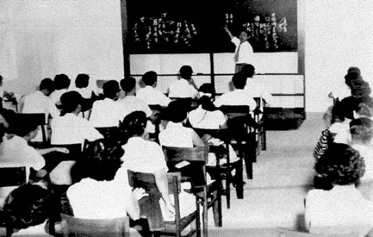 1956年3月30日，南大正式开课，在文学院上第一堂课，并订该日为南大校庆日。
