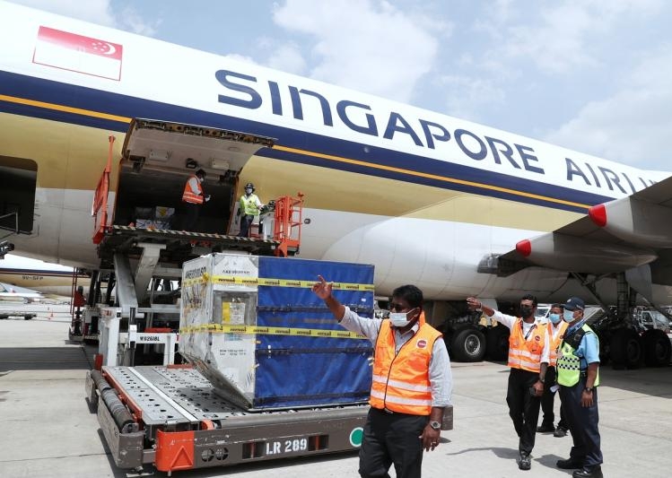 首批莫德纳冠病疫苗搭乘新航货机送抵新加坡。（图：联合早报）