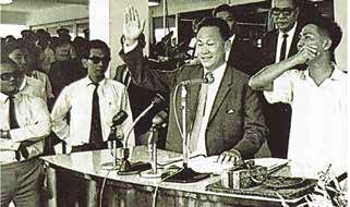 1966年，李万千（右一）与李光耀辩论。