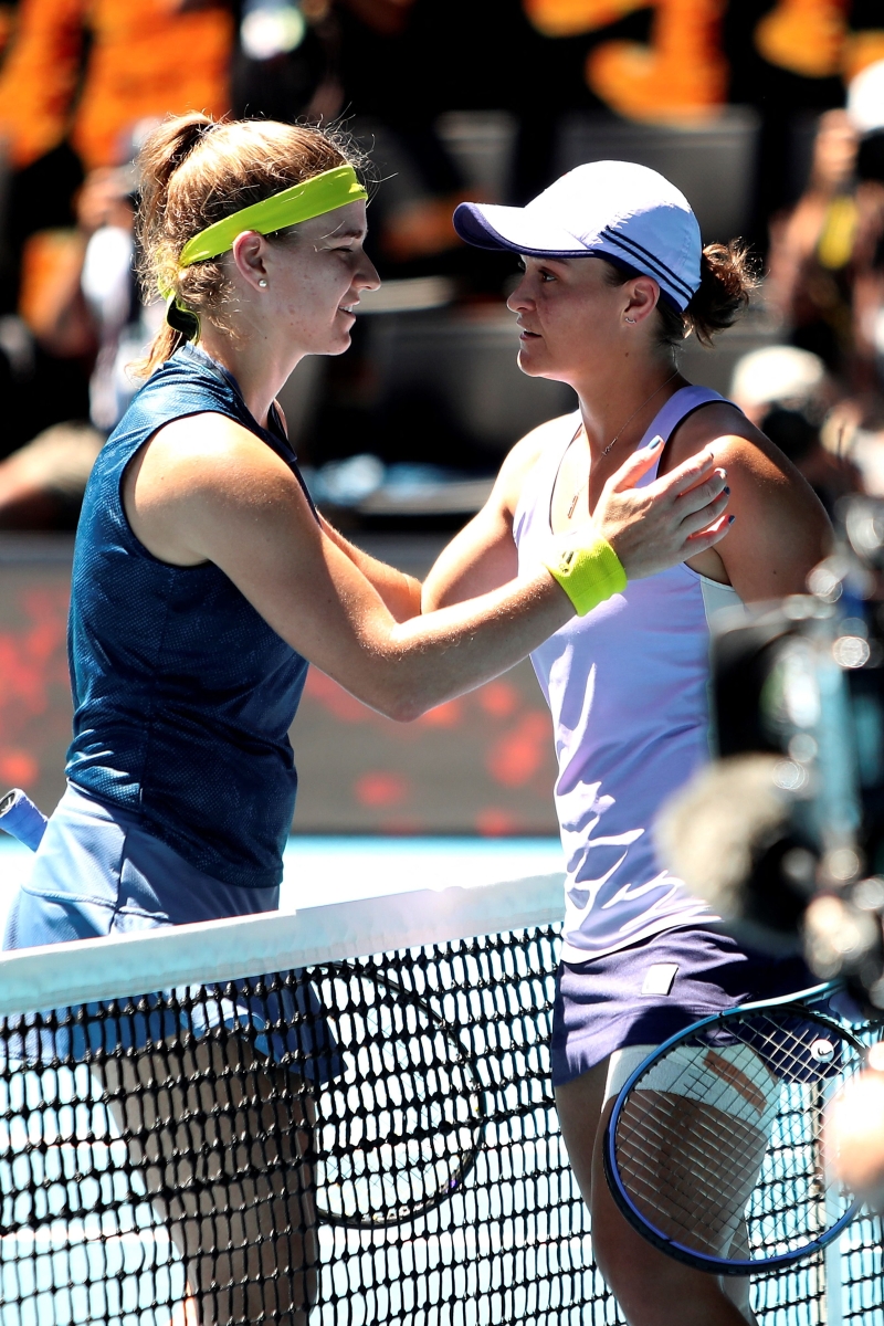捷克选手穆霍娃（左）在澳网以2比1逆转澳洲世界一姐巴蒂，职业生涯首次打进大满贯女单4强。（法新社照片）