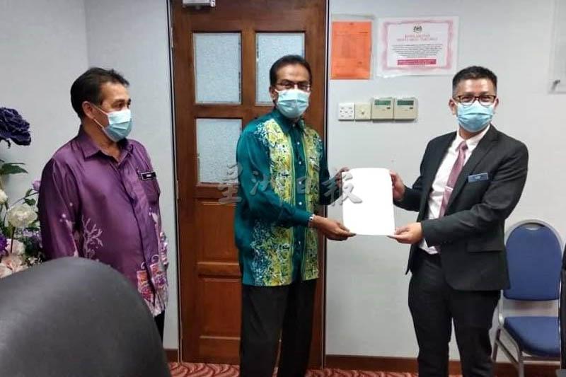 阿都拉昔(中)移交槟州华校督学委任状予涂健溪,左为槟州教育局副局长(学校管理组)扎哈里。 阿都拉昔(中)移交槟州华校督学委任状予涂健溪,左为槟州教育局副局长(学校管理组)扎哈里。