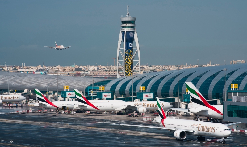 因防疫限制措施使航空旅游业陷入停滞，全球最繁忙机场的迪拜国际机场2020年客流量暴跌70%。图为一架阿联酋航空客机降落迪拜国际机场。（图：美联社）　　

