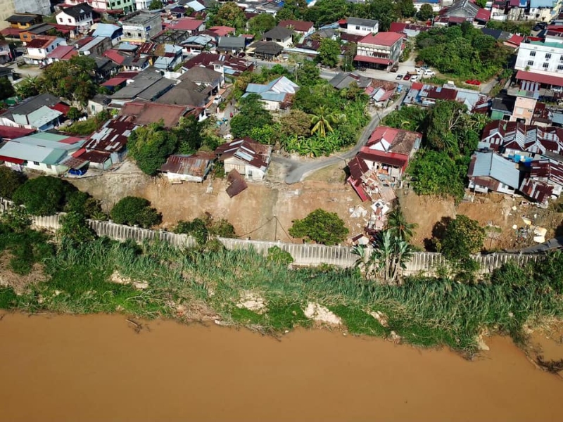 坍塌的河岸路段长约300公尺，深100公尺。

