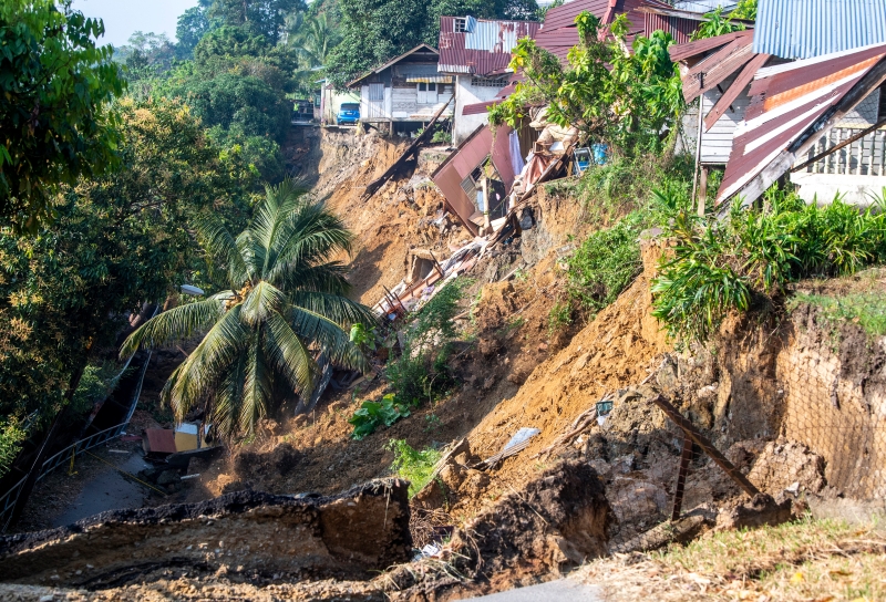 巴西马甘榜波汉仄拉基河岸路段坍塌，其中一间民宅已倒下。


