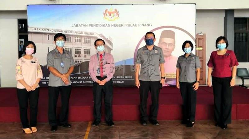 槟州华小校长理事会及全国校长职工会槟州分会的代表也前来欢送吕文巡(左三)荣休,左起:许秋凤、杨亚良、梁淑鸾(右起)、袁丽丝及马绅涵。(照片取自吕文巡脸书) 槟州华小校长理事会及全国校长职工会槟州分会的代表也前来欢送吕文巡(左三)荣休,左起:许秋凤、杨亚良、梁淑鸾(右起)、袁丽丝及马绅涵。(照片取自吕文巡脸书)