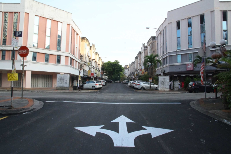 随著孟惹拉拉镇商业区部分道路改为单向道后，当局目前还在监督该区的交通导向。