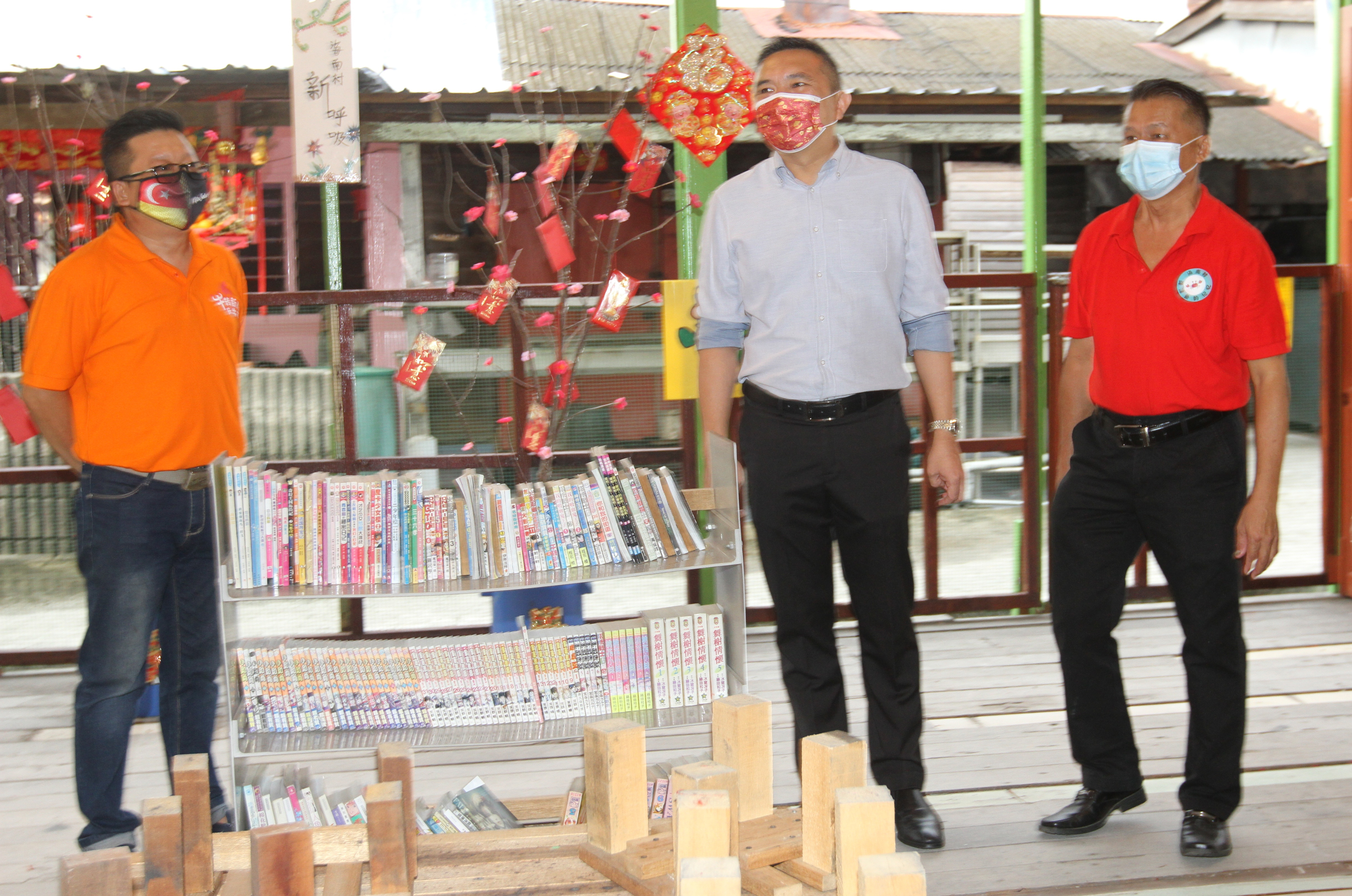 黄思汉（中）很高兴海南村在居民携手努力之下，取得巨大的蜕变！