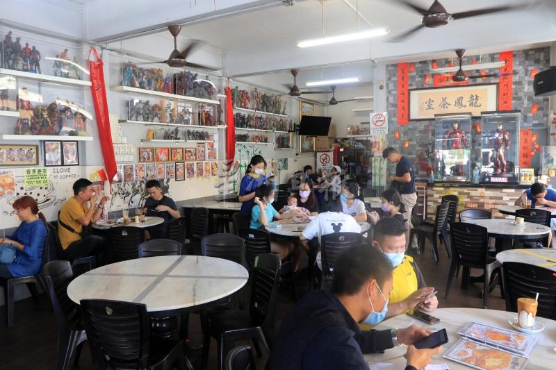 来到龙凤茶室，便能看见店内四周有玻璃橱展示着各种动漫及漫画人物模型。